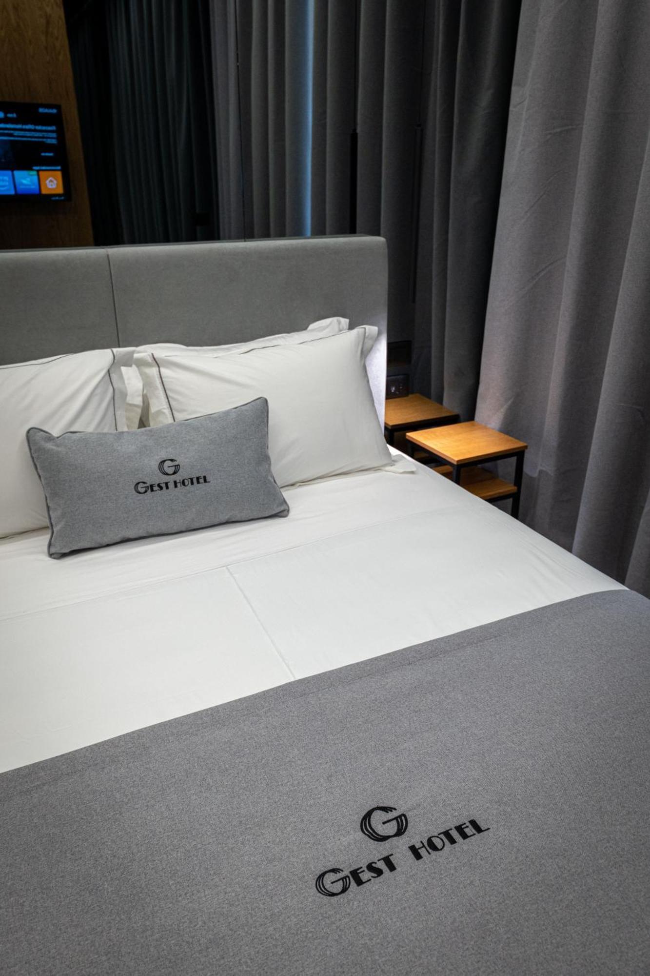 Gest Hotel Radhimë Zewnętrze zdjęcie