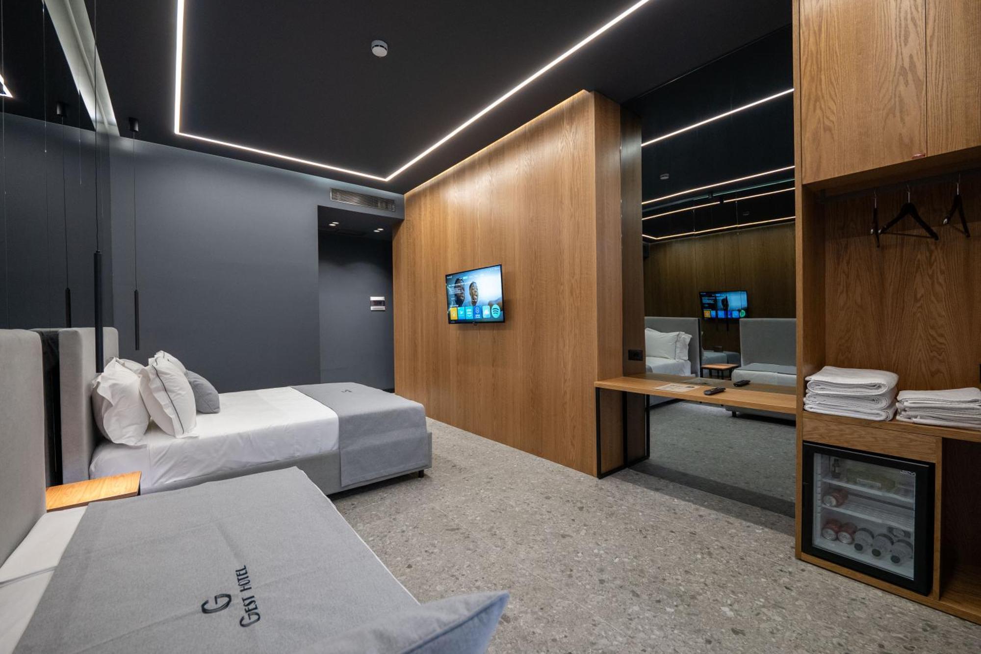Gest Hotel Radhimë Zewnętrze zdjęcie
