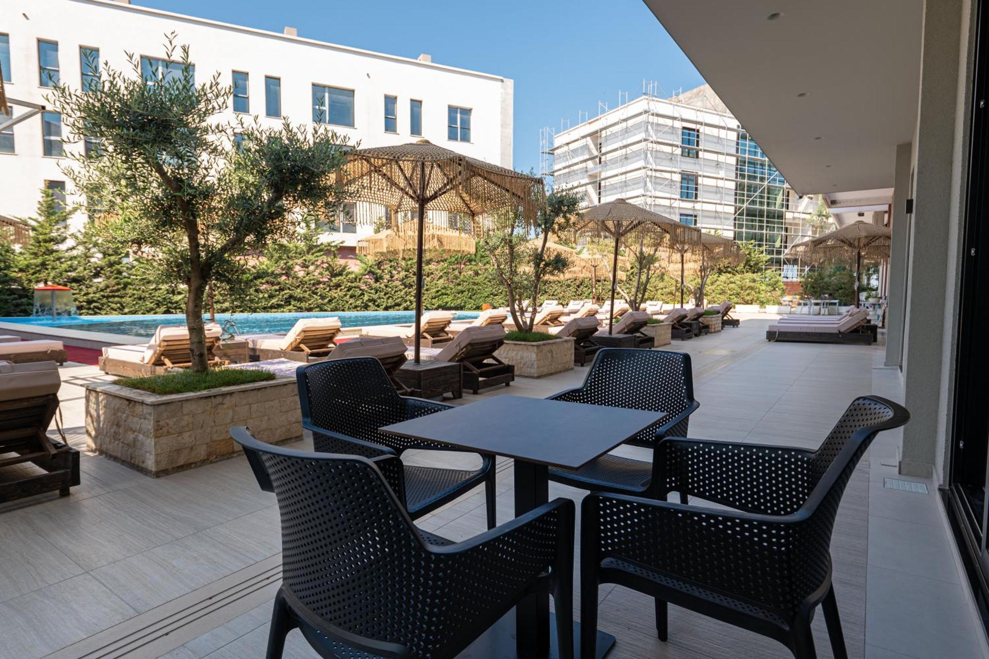 Gest Hotel Radhimë Zewnętrze zdjęcie