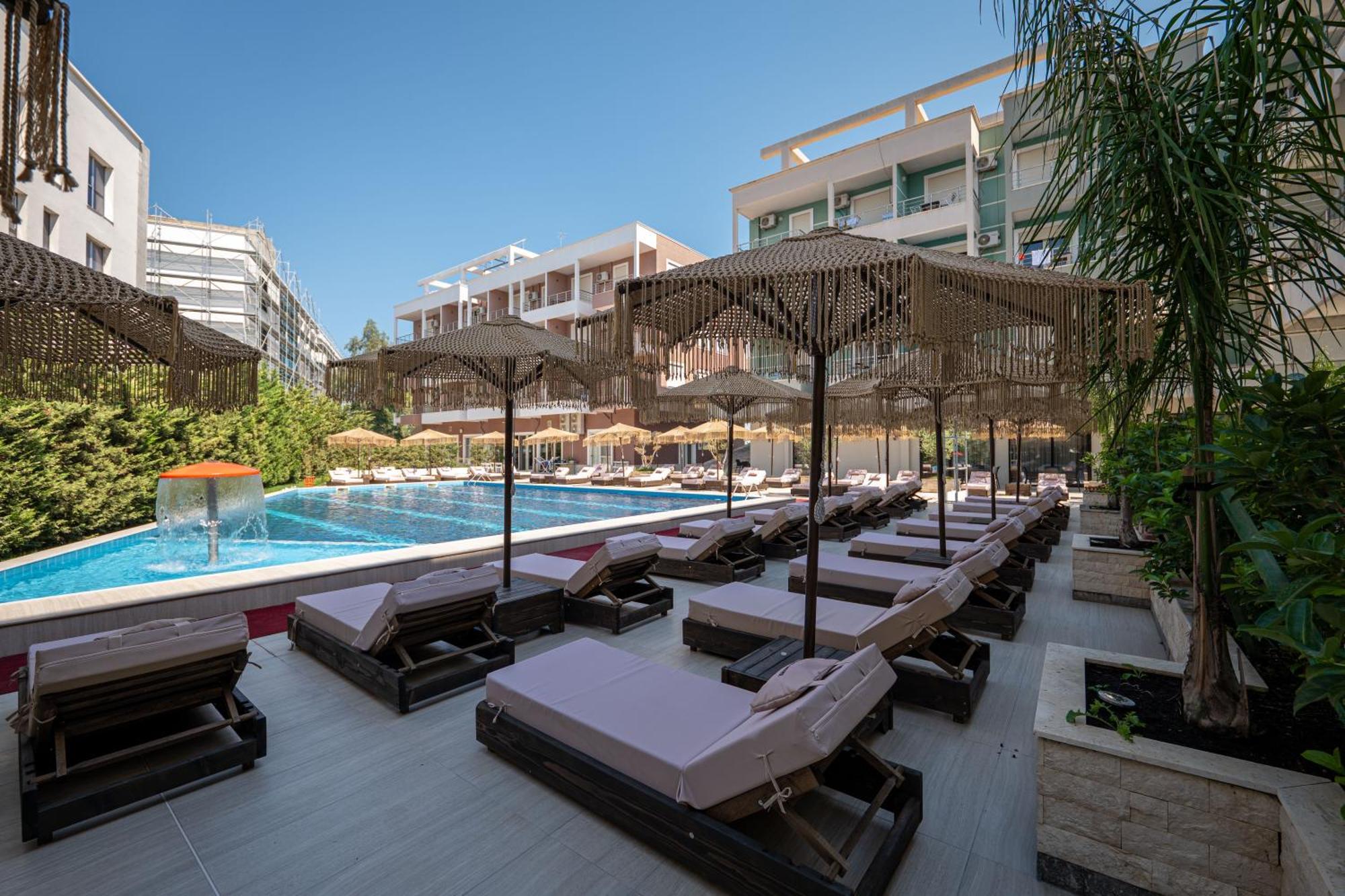 Gest Hotel Radhimë Zewnętrze zdjęcie